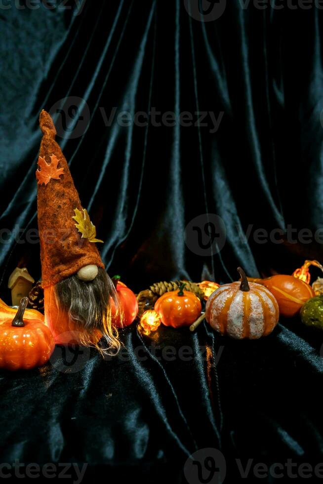 Halloween décorations Contexte. Halloween effrayant citrouille tête sur en bois table Halloween vacances concept photo