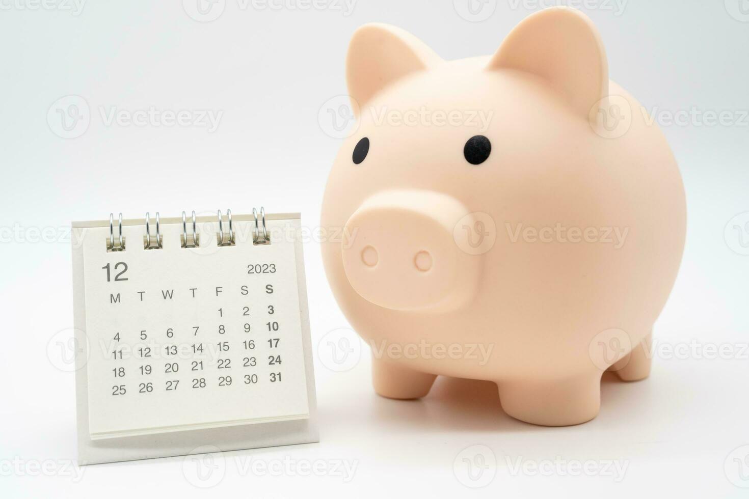 Voyage Planification et budget concept. calendrier et porcin banque à collecte argent pour vacances voyage. en train de préparer pour vacances. photo