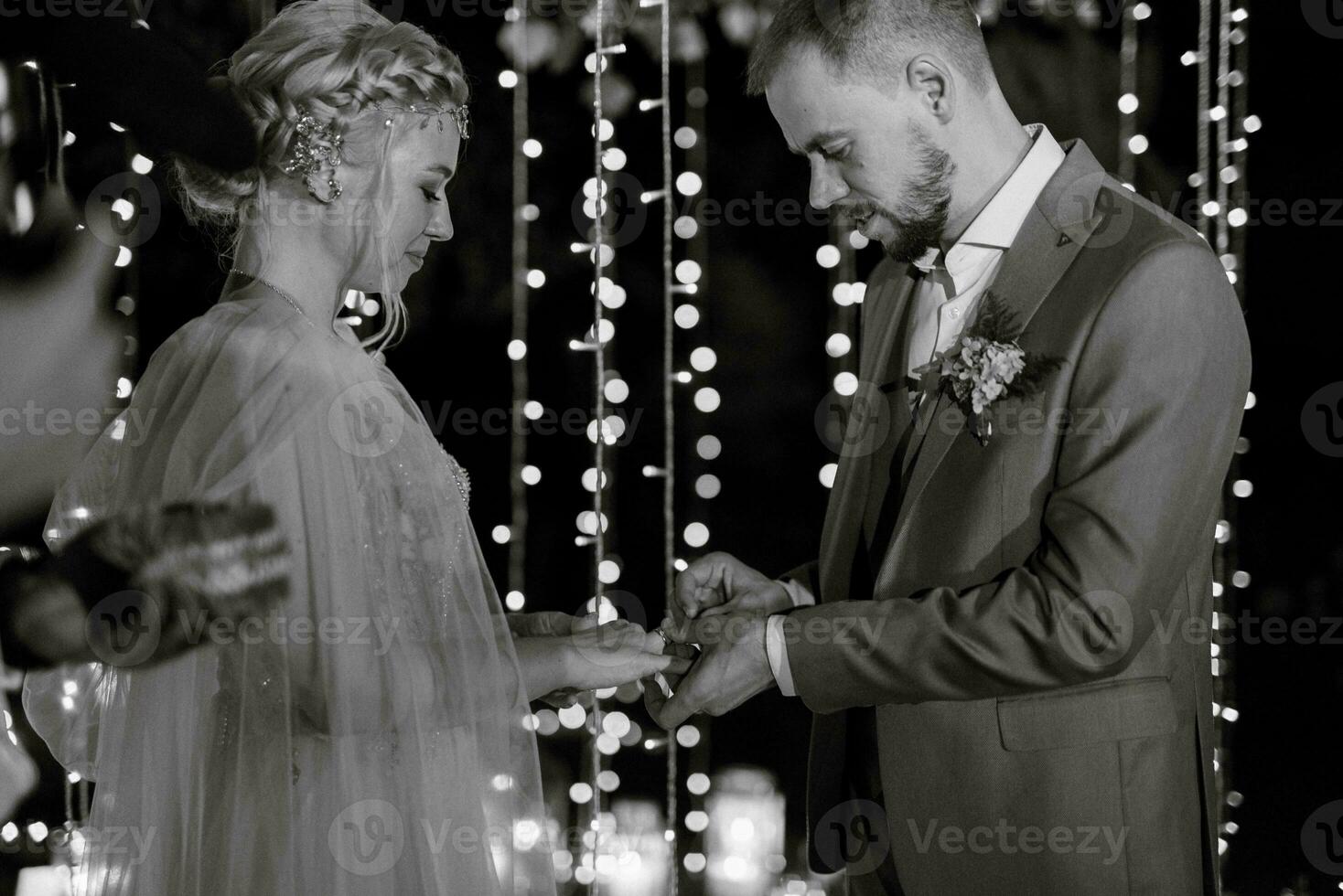 nuit mariage la cérémonie de le jeunes mariés dans une pays chalet photo