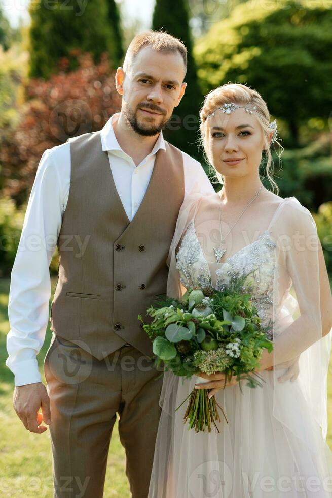 mariage marcher de le la mariée et jeune marié dans une conifère dans elfique accessoires photo