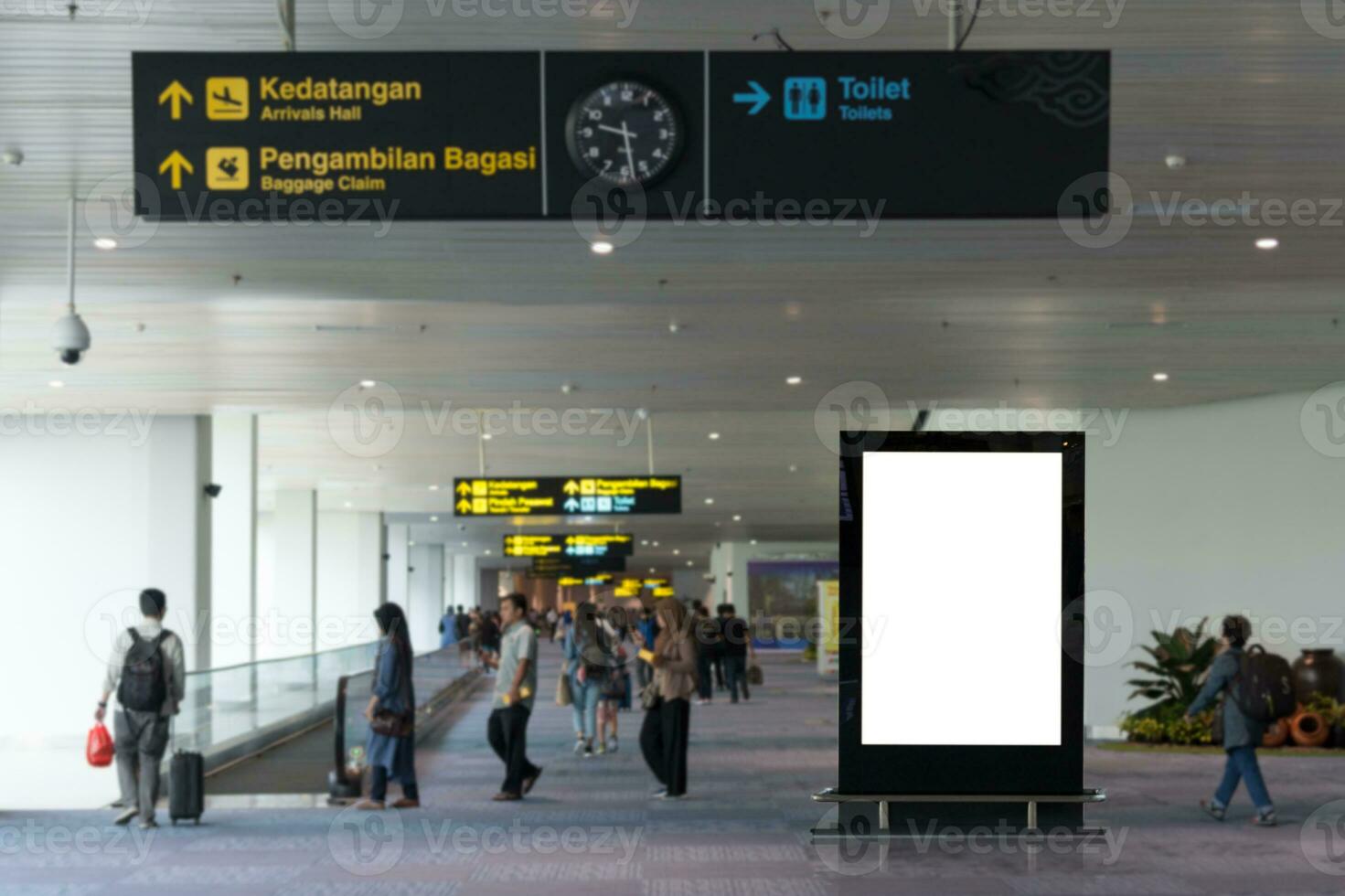 Vide La publicité panneau d'affichage à aéroport, maquette affiche médias modèle les publicités afficher photo