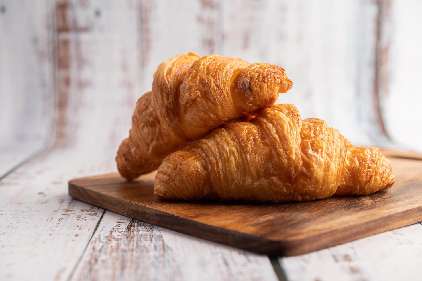 croissants sur une planche à découper en bois. mise au point sélective. photo