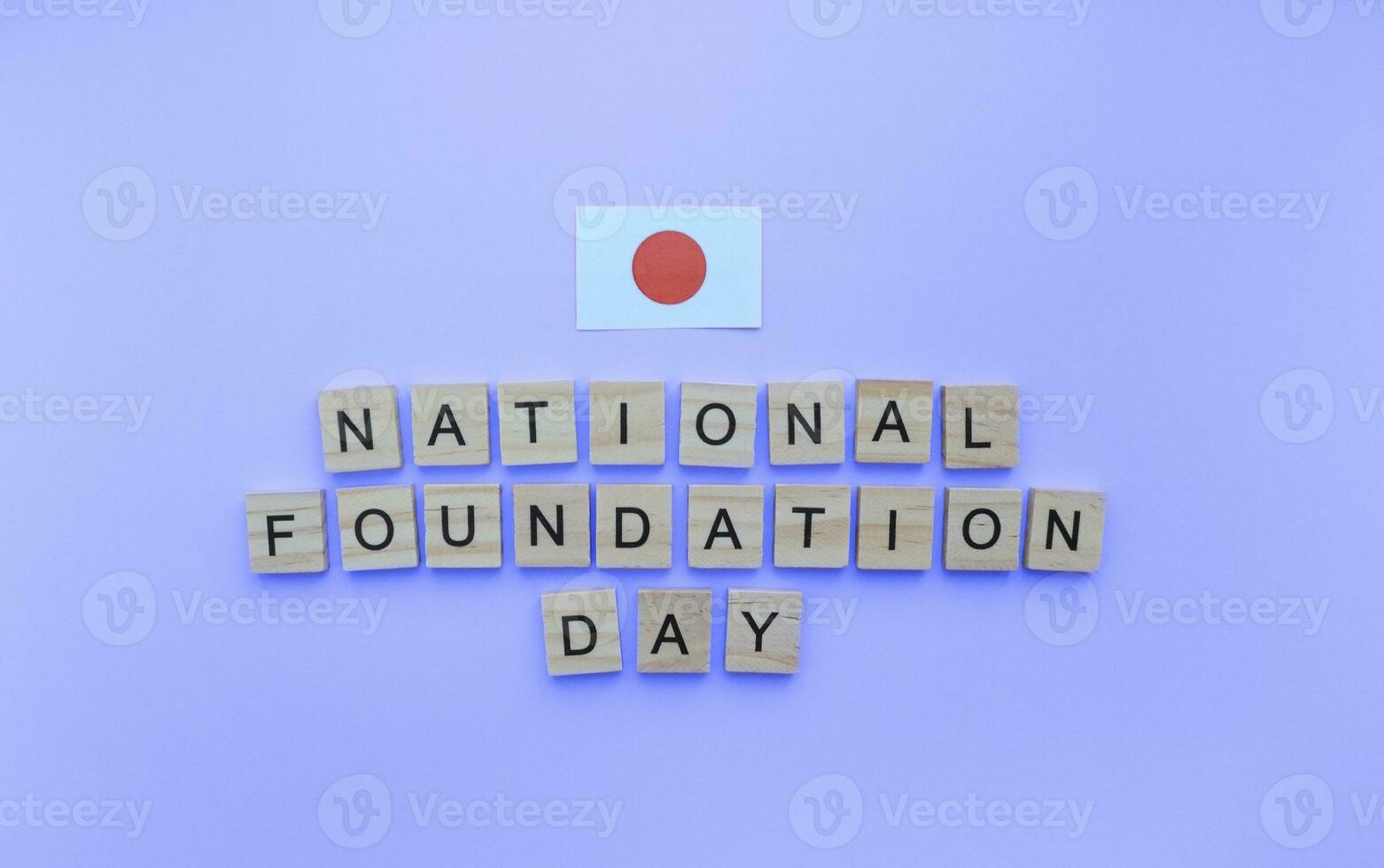 février 11, nationale fondation jour, drapeau de Japon, minimaliste bannière avec en bois des lettres sur une bleu Contexte photo
