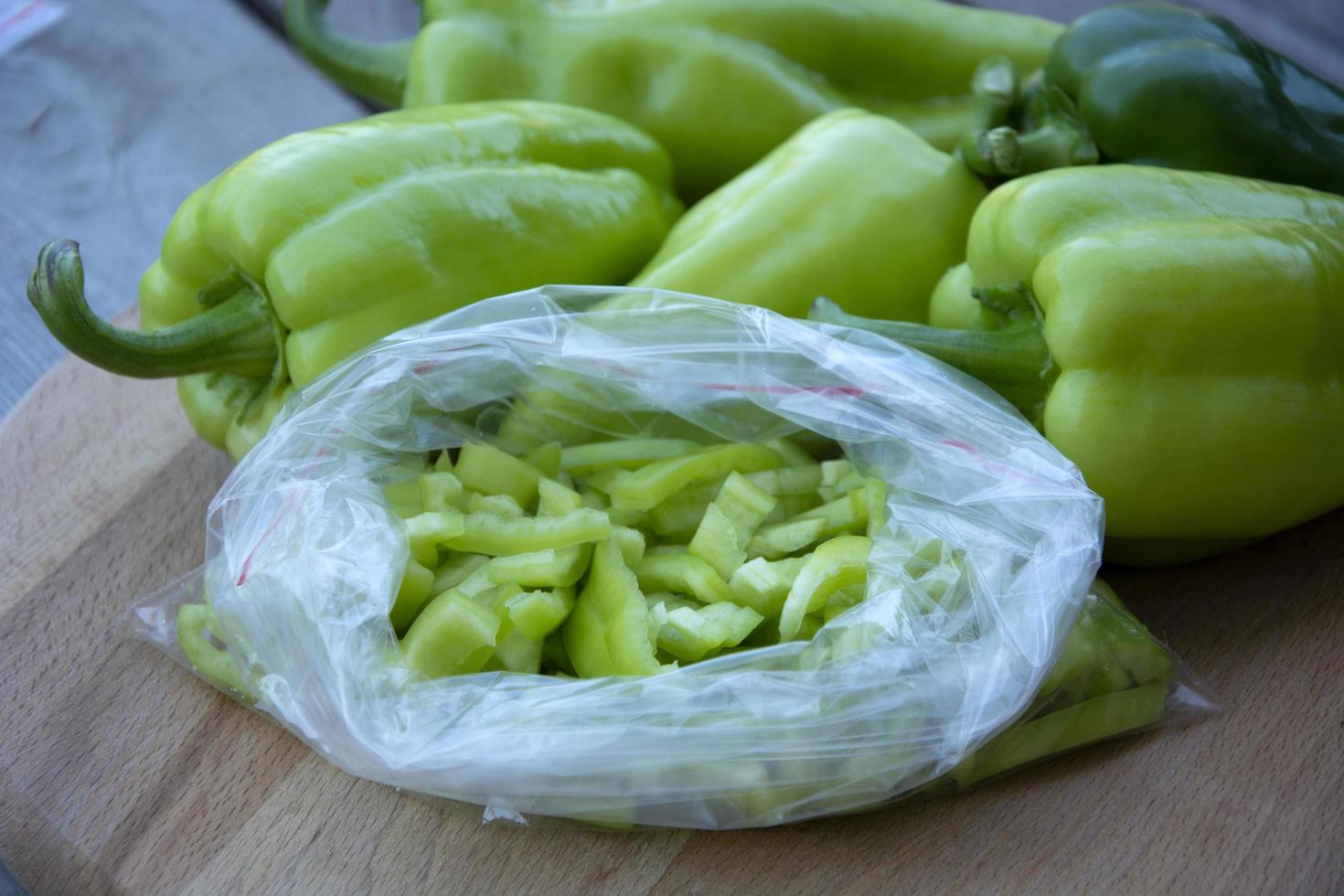 un sac de poivrons coupés en lanières pour la congélation photo