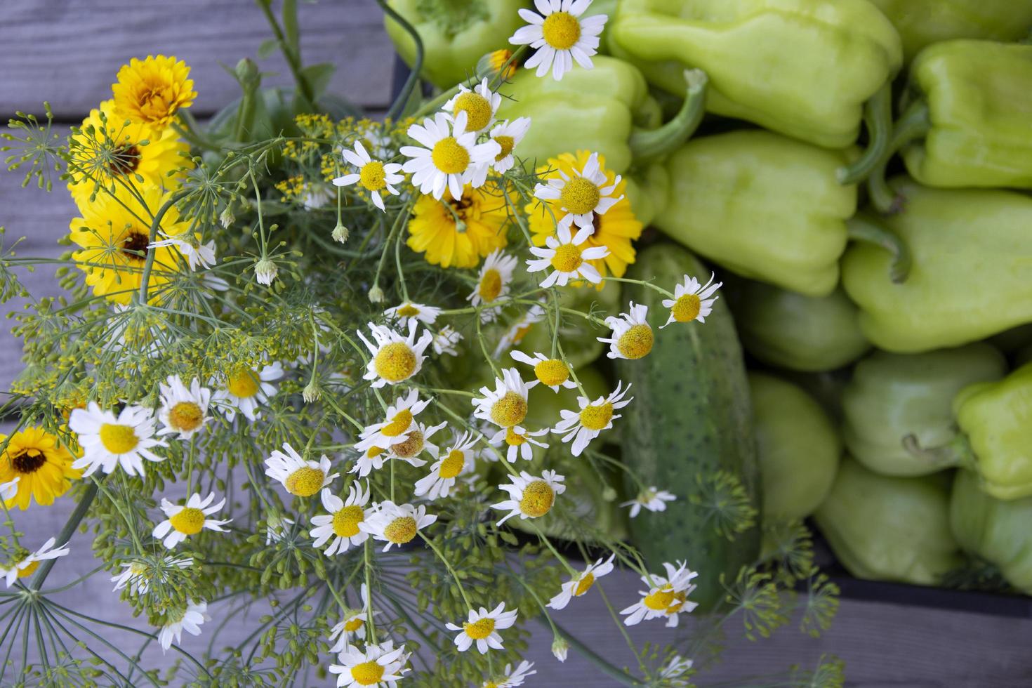 un bouquet de fleurs sauvages et de légumes dans un gros plan de boîte noire photo