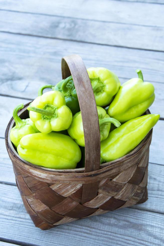 légumes dans un gros plan de panier. un panier en osier avec du vert photo