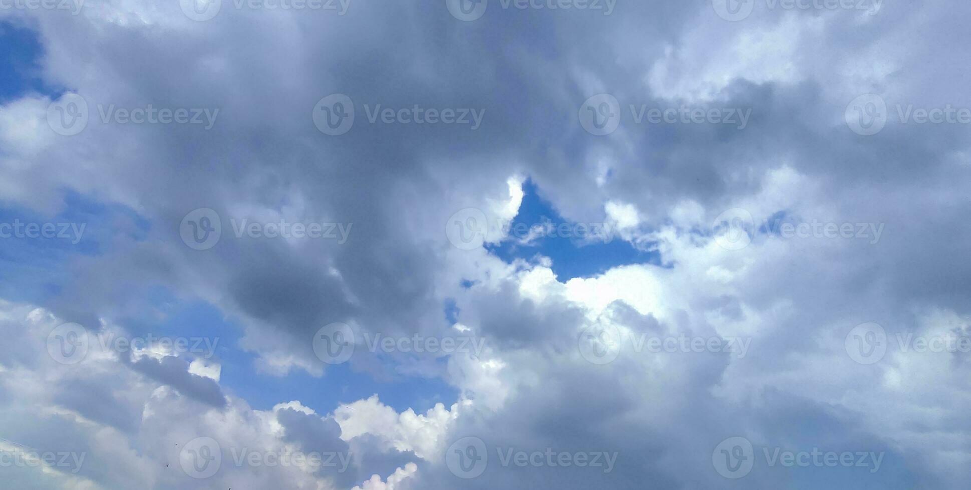 une bleu ciel avec des nuages et une bleu ciel, bleu ciel et blanc nuage clair été voir, une grand blanc nuage est dans le ciel, une bleu ciel avec des nuages et certains blanc des nuages photo