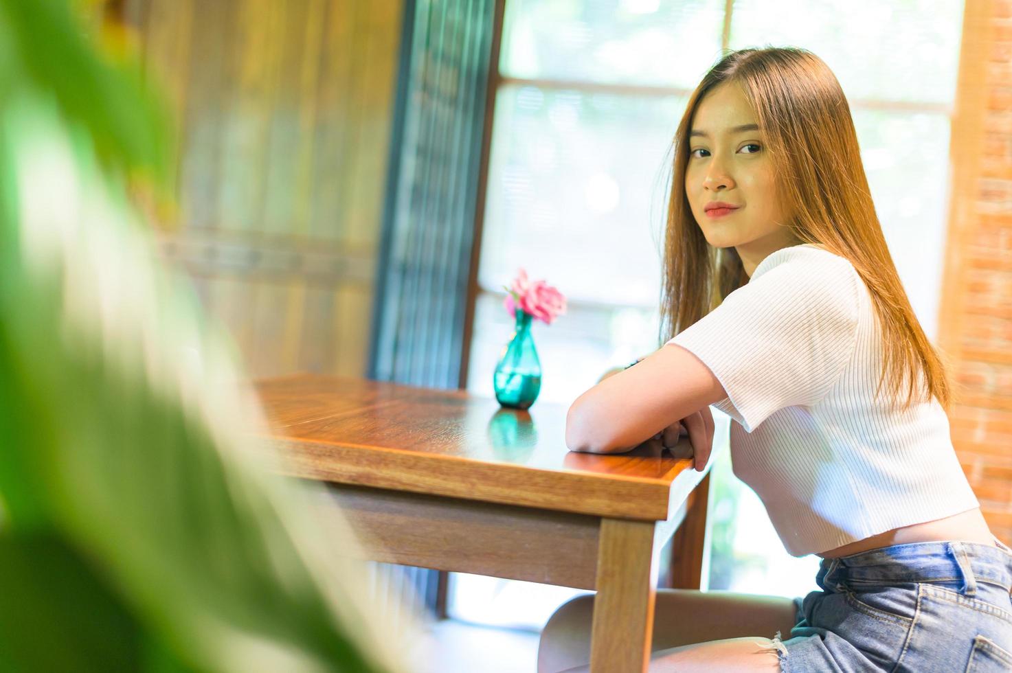 belle femme assise sur une chaise dans un café photo