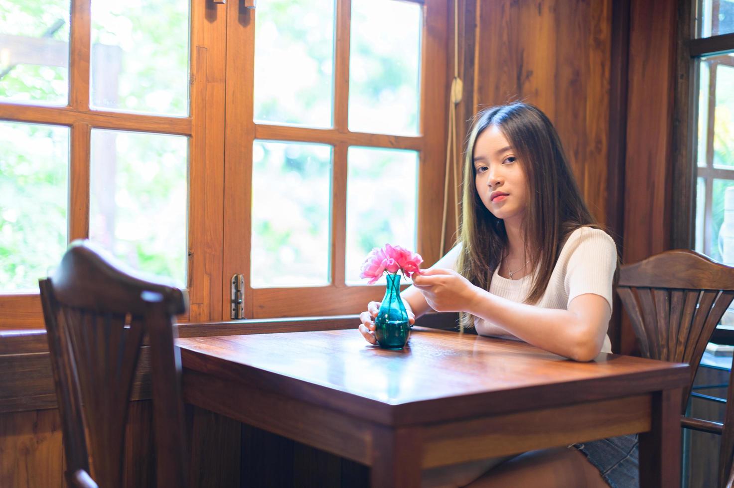 belle femme assise sur une chaise dans un café photo