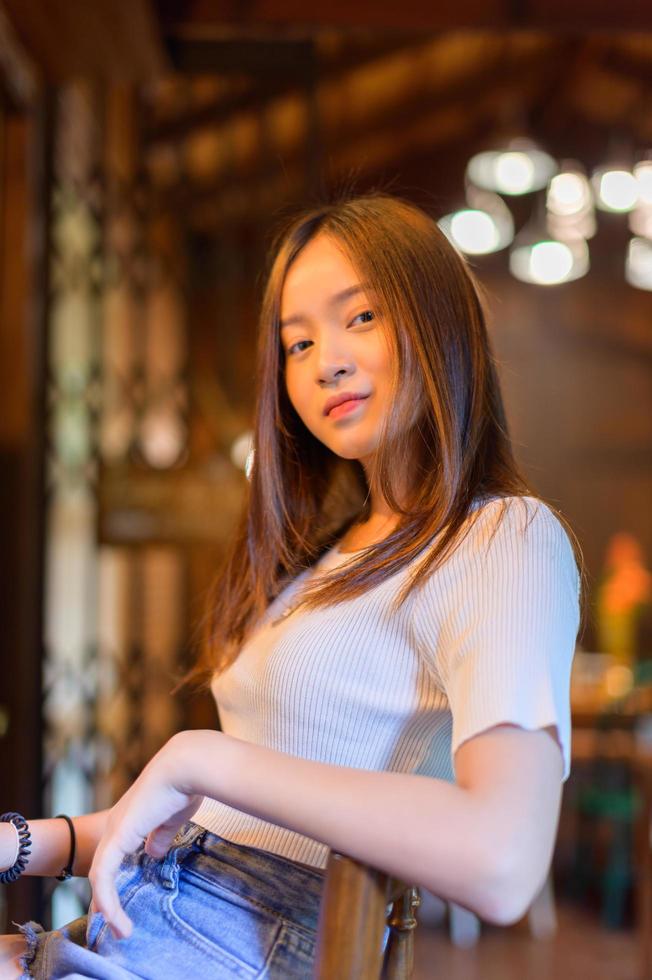 belle femme assise sur une chaise dans un café photo