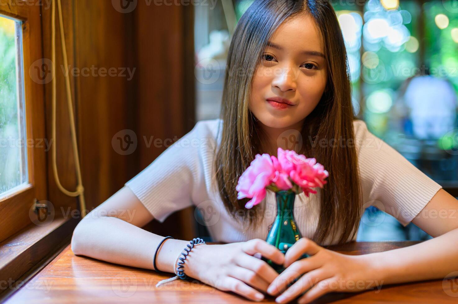 belle femme assise sur une chaise dans un café photo