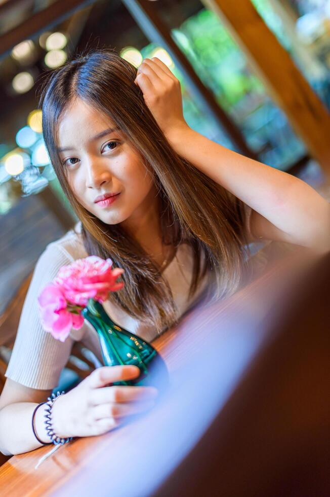 belle femme assise sur une chaise dans un café photo