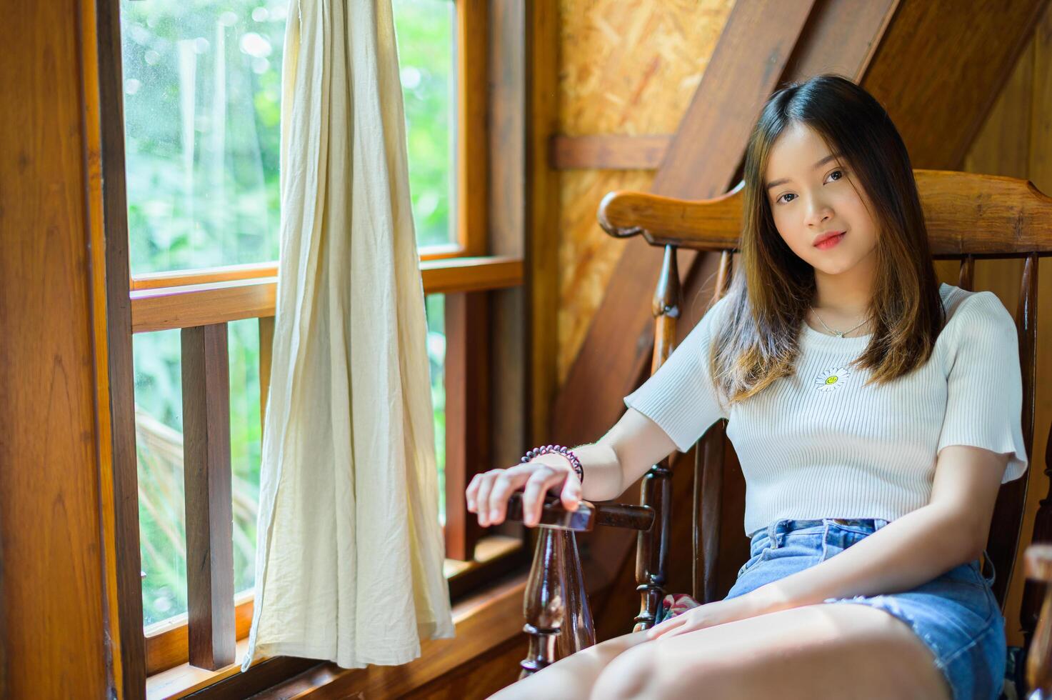 belle femme assise sur une chaise dans un café photo