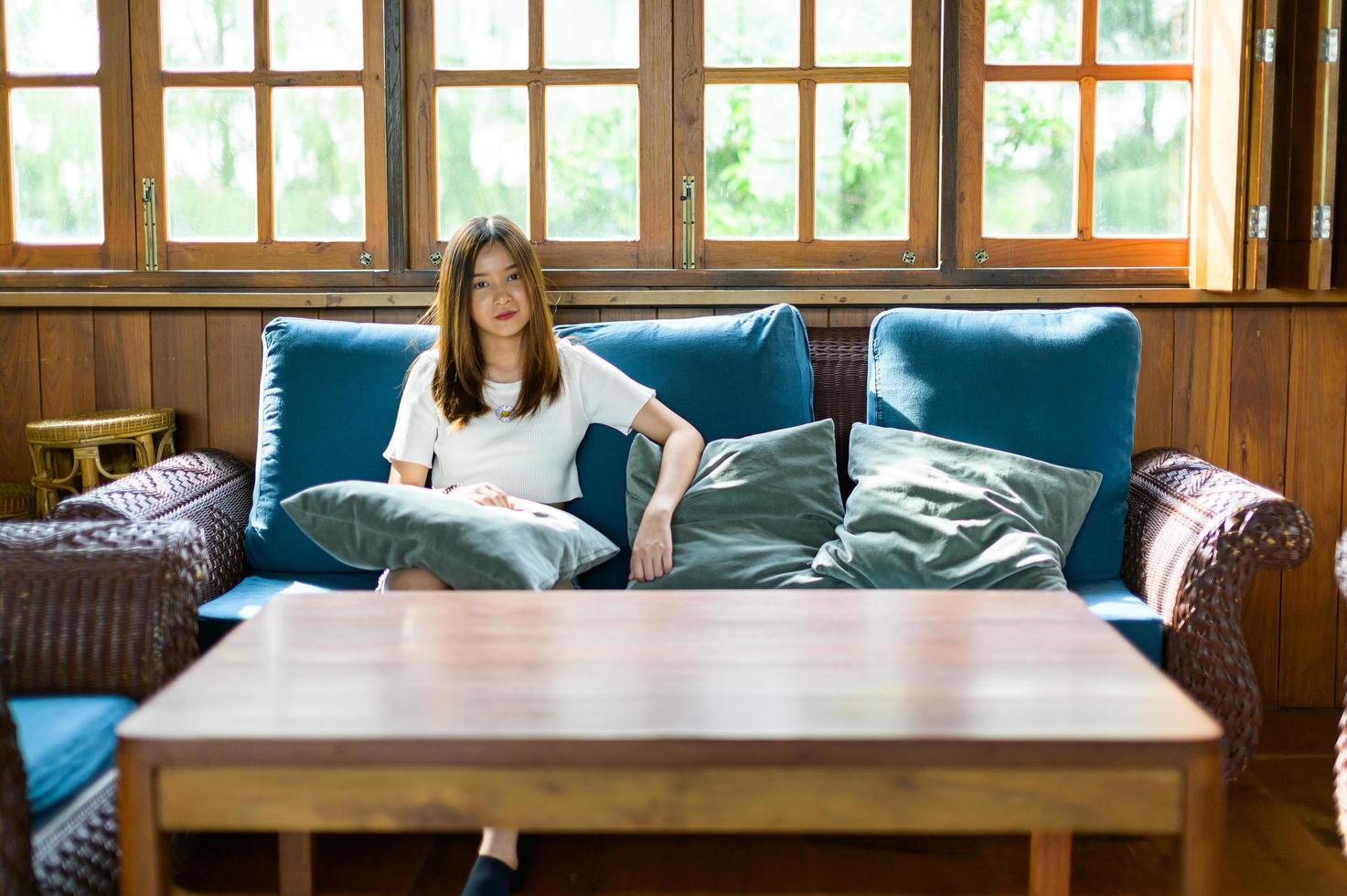 belle femme assise sur une chaise dans un café photo