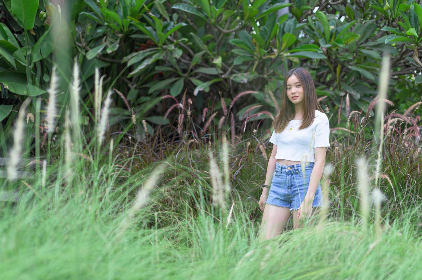 belles femmes sièges dans le parc photo