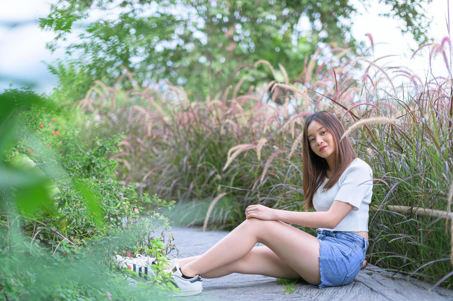 belles femmes sièges dans le parc photo