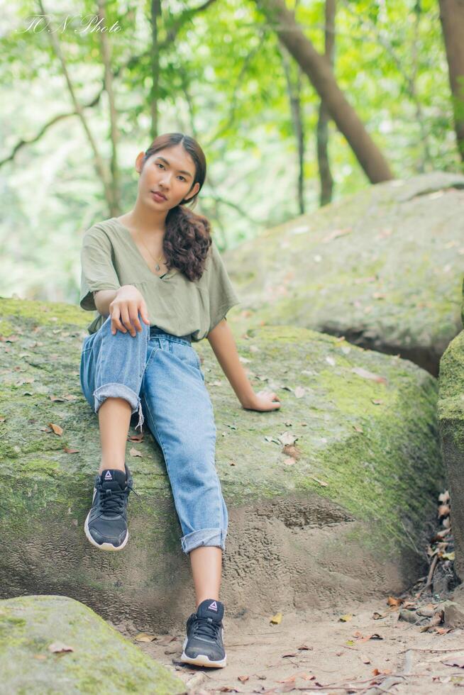 touriste avec voyage dans la forêt photo