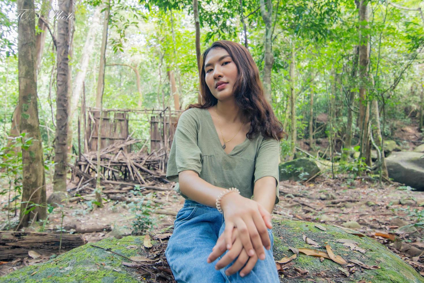 touriste avec voyage dans la forêt photo