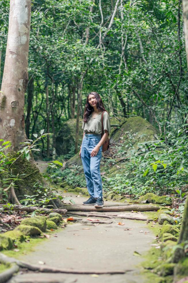 touriste avec voyage dans la forêt photo