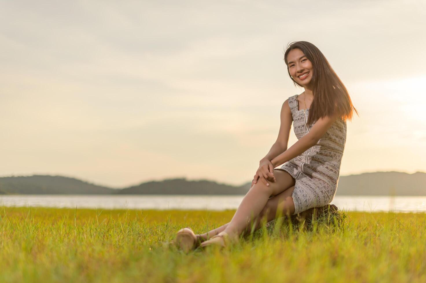 femme voyageant dans les champs photo