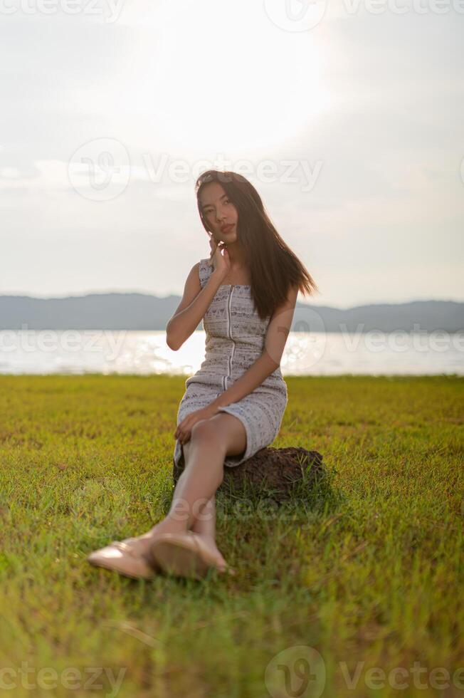 femme voyageant dans les champs photo