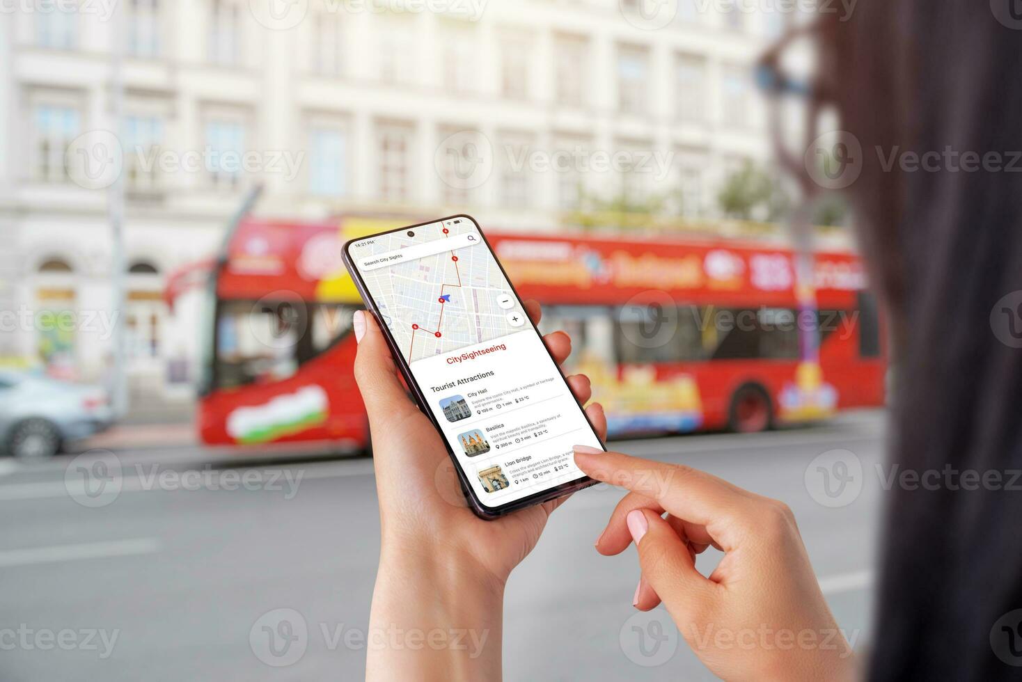 ville tourisme app sur téléphone intelligent dans femme mains. ville touristique autobus dans Contexte photo
