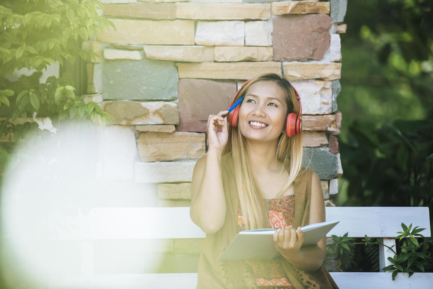 heureuse jeune femme se détendre avec écouter de la musique préférée au café photo