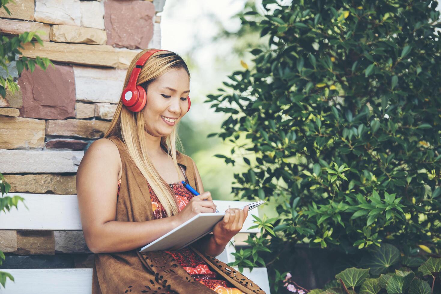 heureuse jeune femme se détendre avec écouter de la musique préférée au café photo