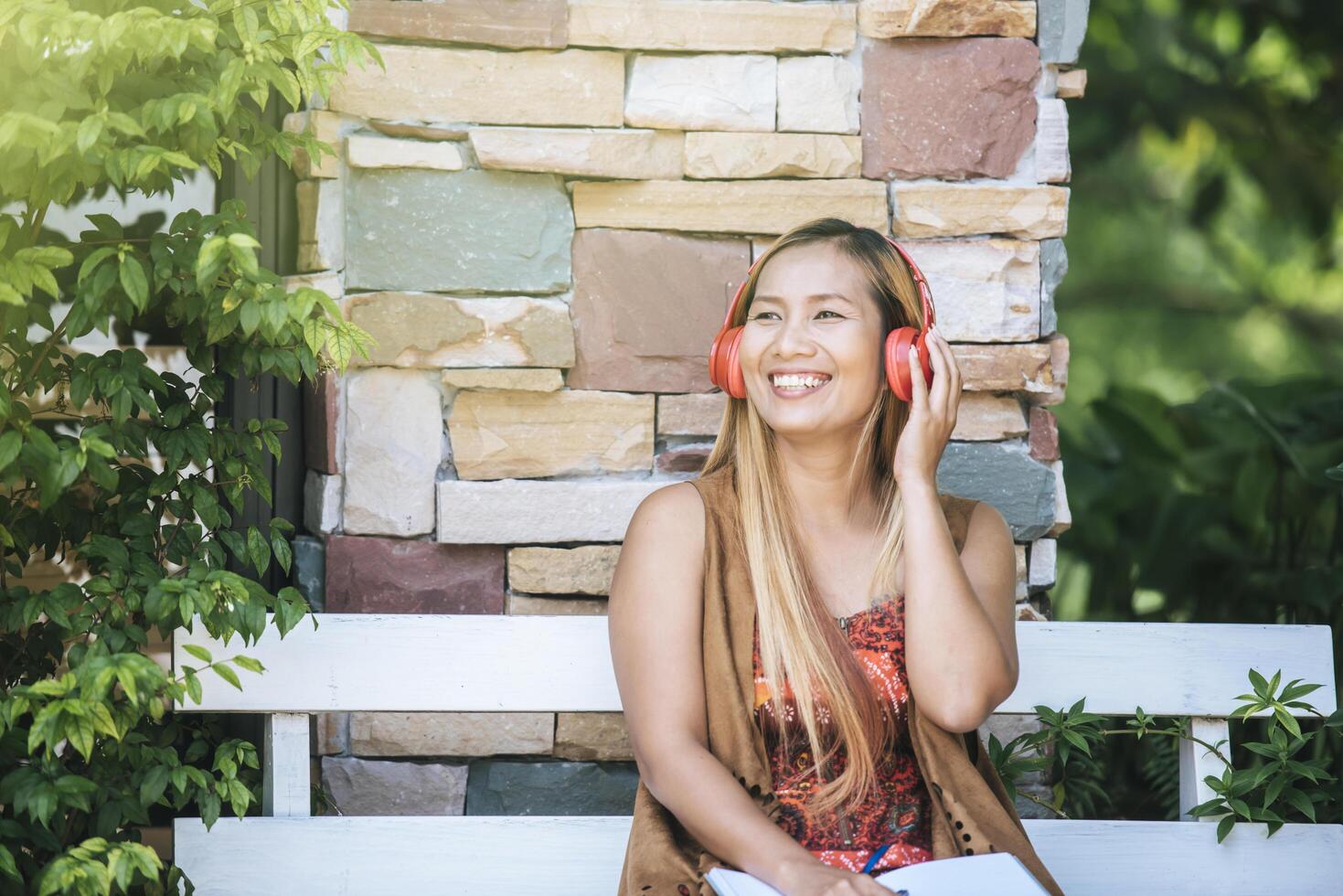 heureuse jeune femme se détendre avec écouter de la musique préférée au café photo