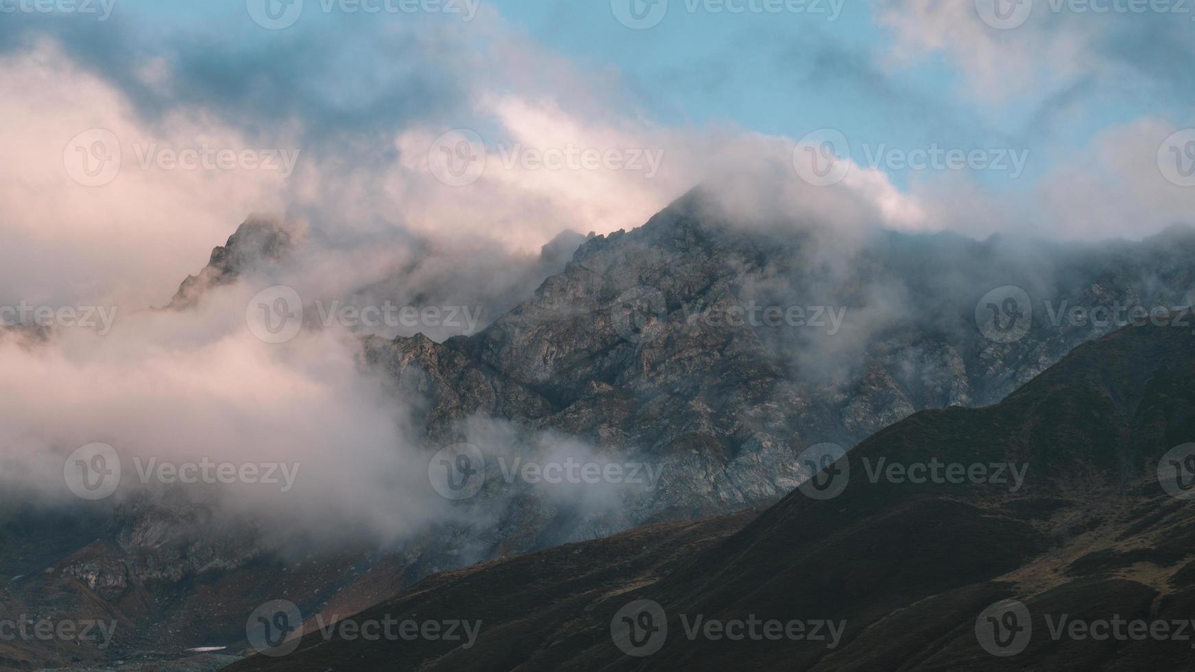 vue sur la montagne brumeuse photo