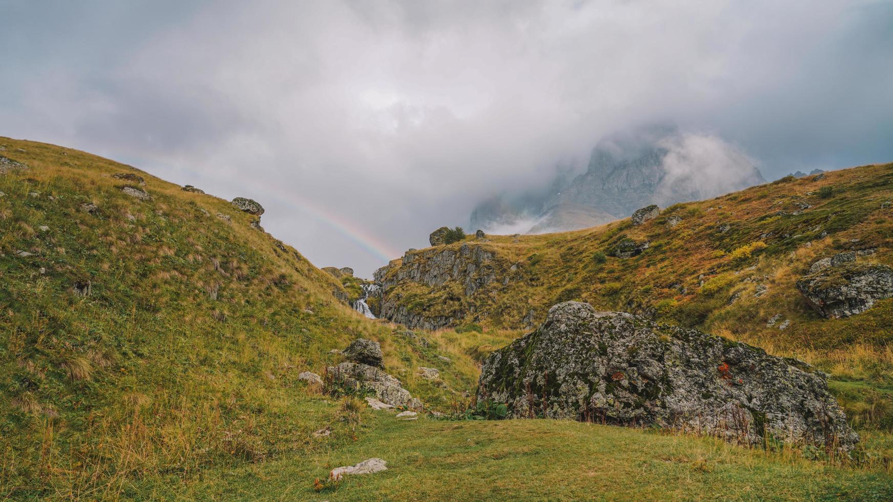 vue sur la montagne brumeuse photo