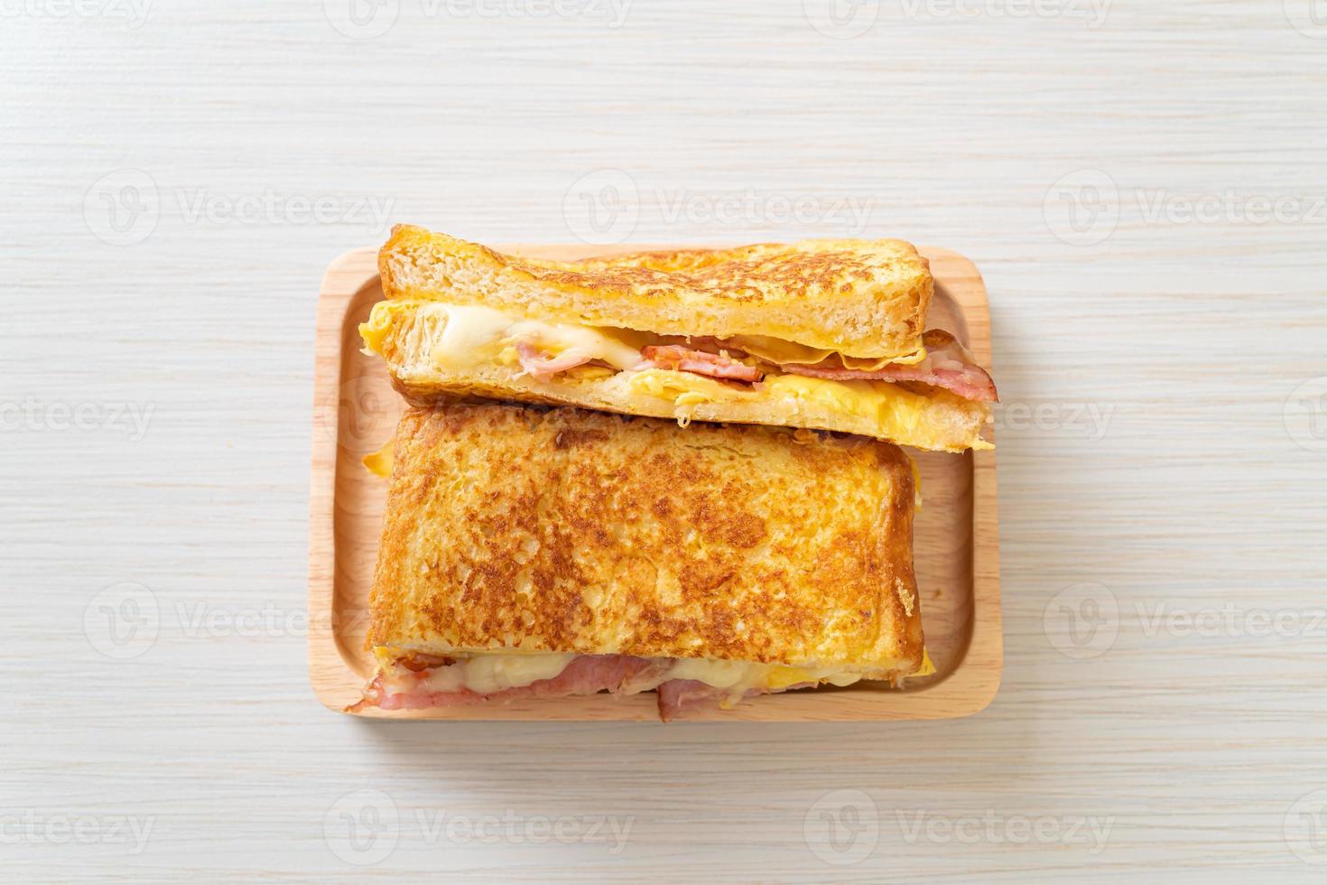 pain doré jambon bacon fromage sandwich photo