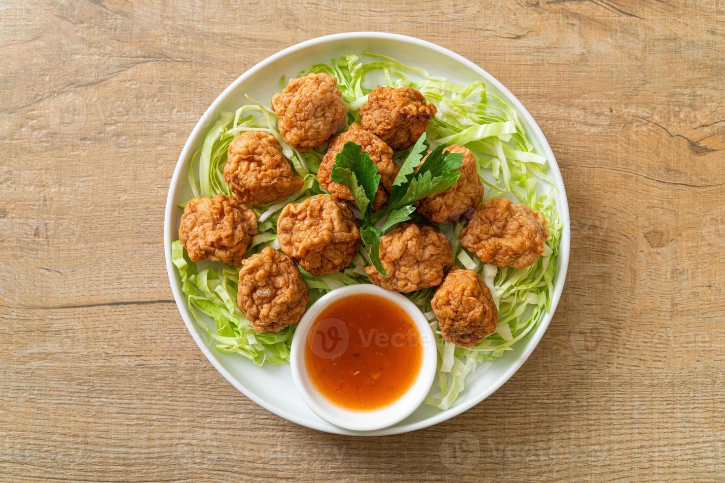 boulettes de crevettes bouillies avec sauce épicée photo