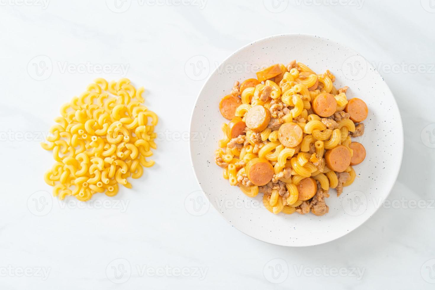 saucisse macaroni et porc haché photo