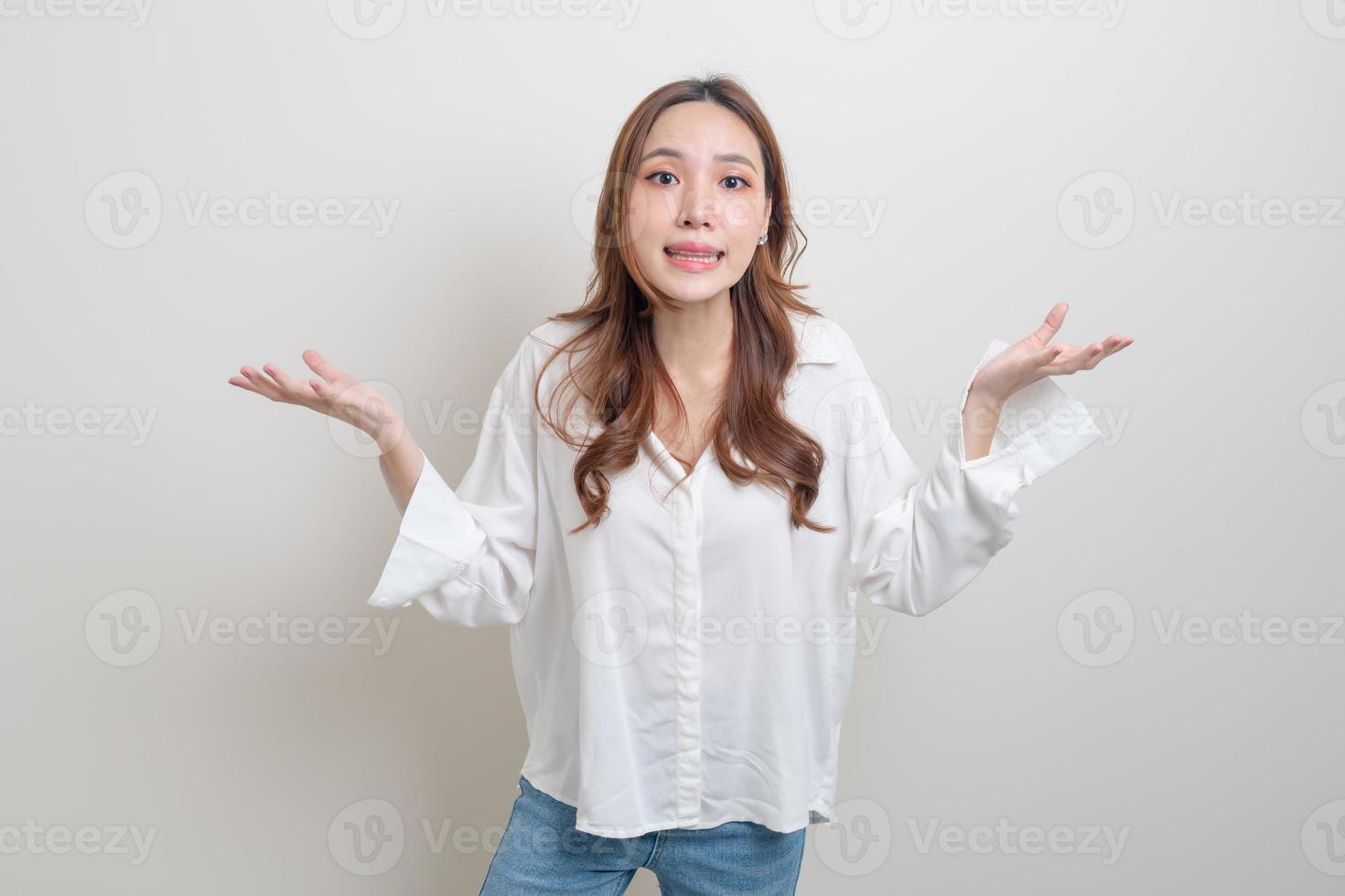 portrait belle femme stress, sérieux, s'inquiéter ou se plaindre photo