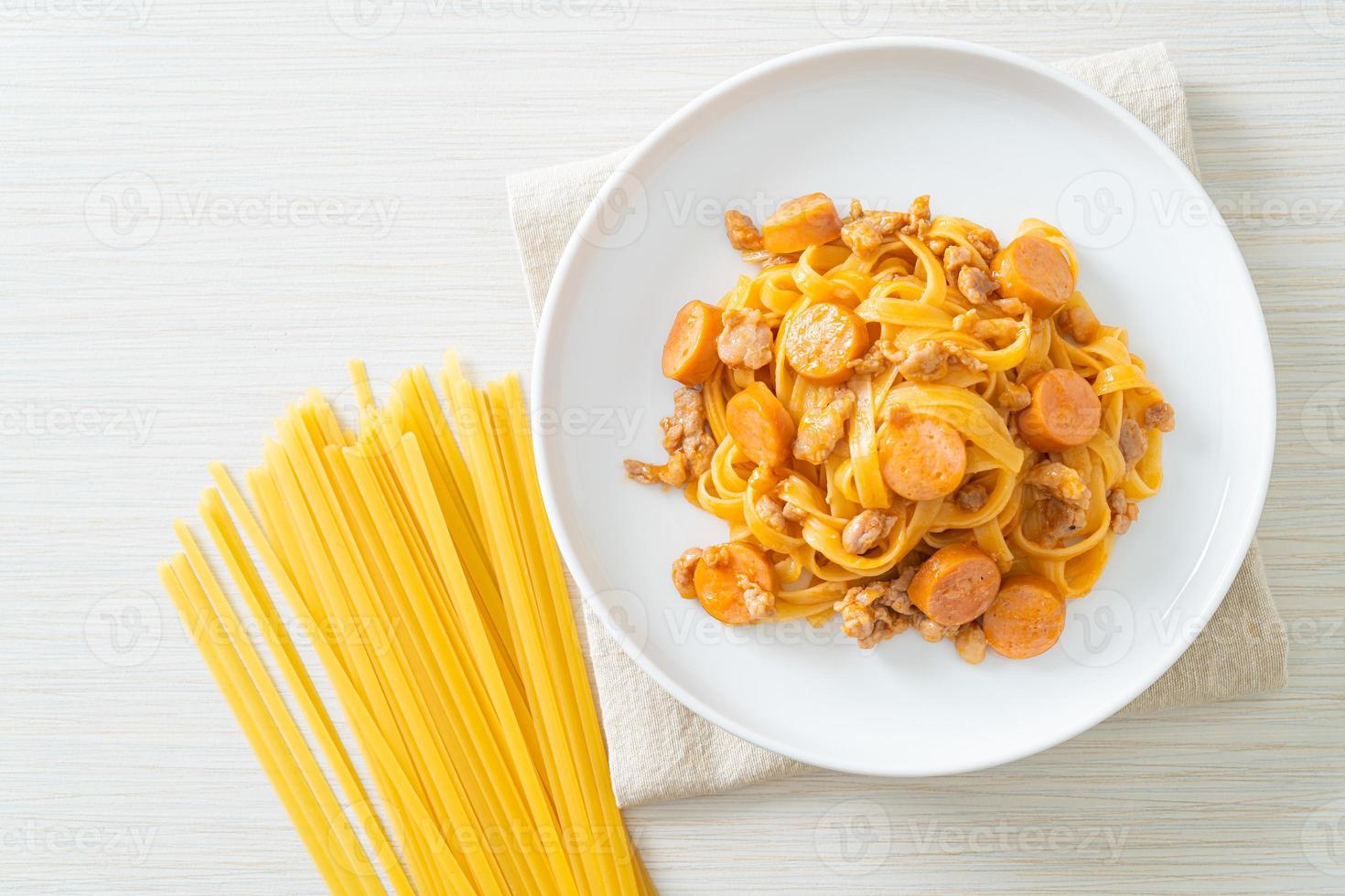 pâtes spaghetti saucisse et porc haché photo