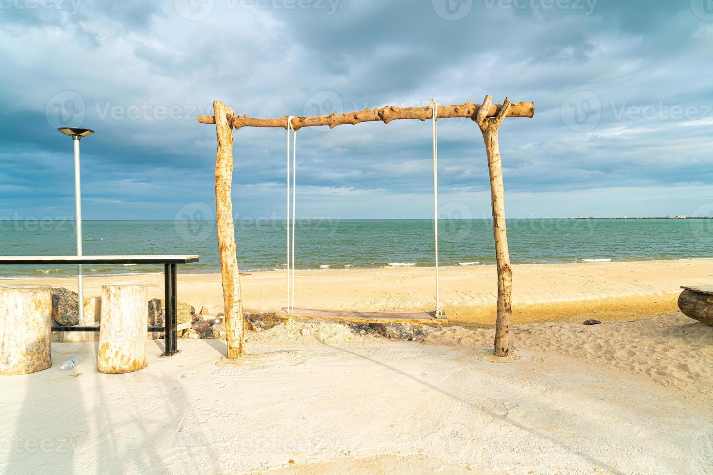 balançoire en bois sur la plage photo