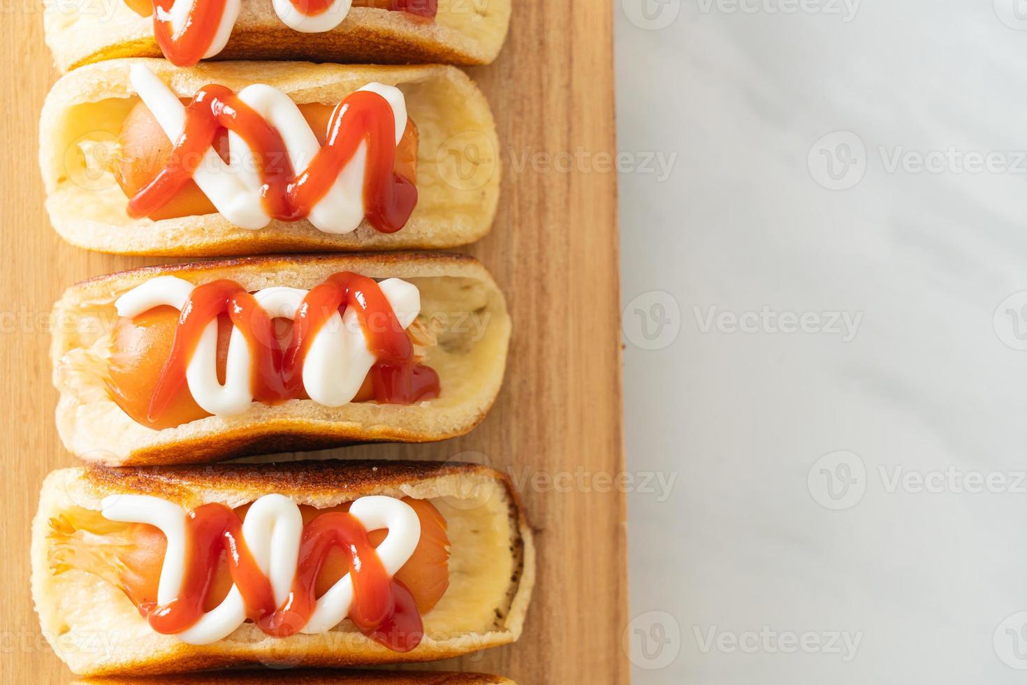 rouleau de crêpes plat avec saucisse photo