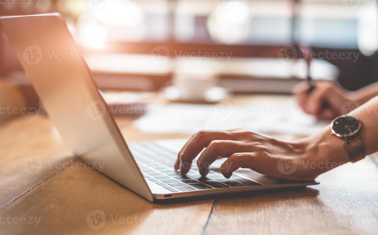 gros plan d'une femme d'affaires tapant sur le clavier d'un ordinateur portable photo