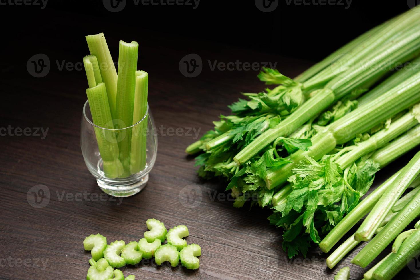 branche de céleri frais sur table en bois avec des feuilles préparer faire du jus photo