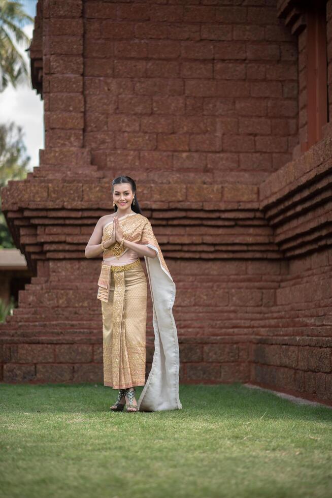 belle femme vêtue d'une robe thaïlandaise typique photo