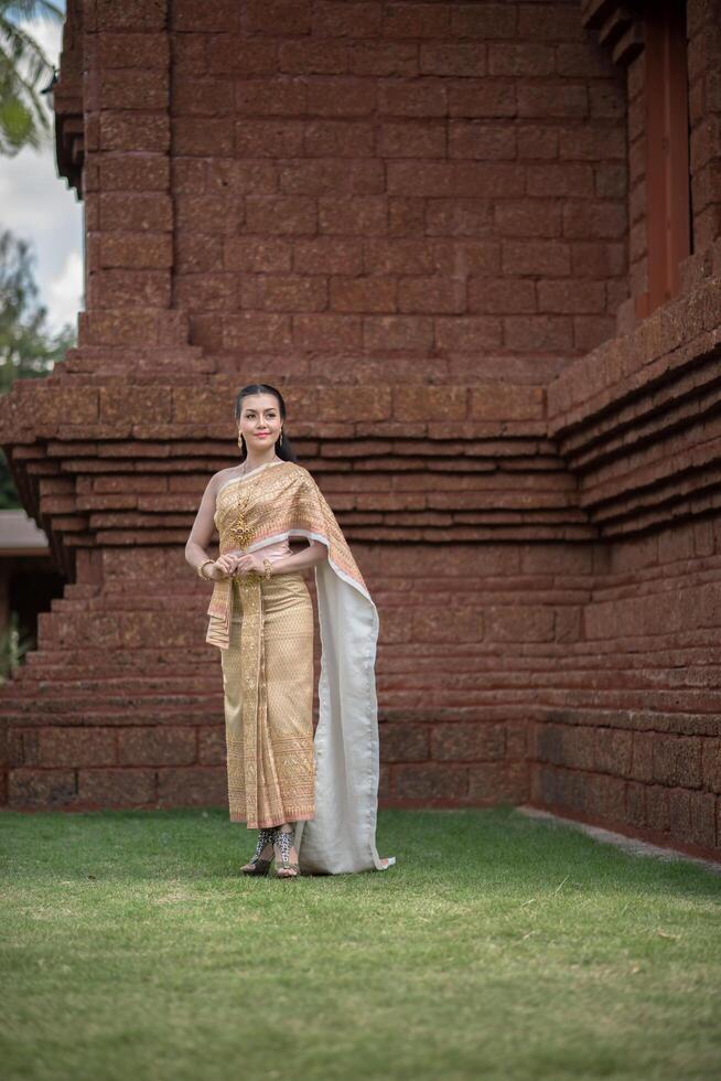 belle femme vêtue d'une robe thaïlandaise typique photo