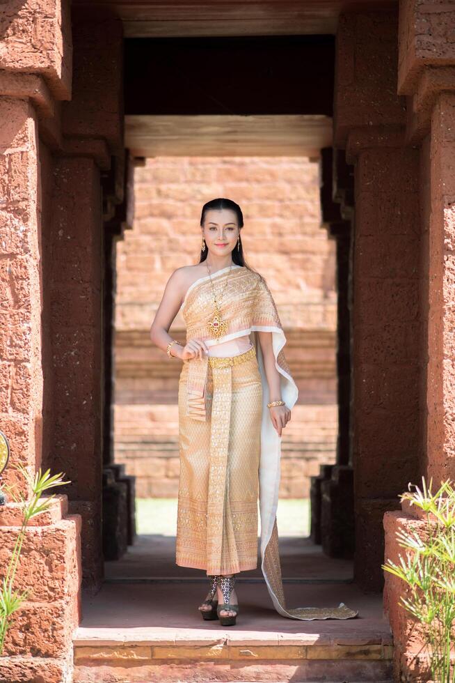 belle femme vêtue d'une robe thaïlandaise typique photo