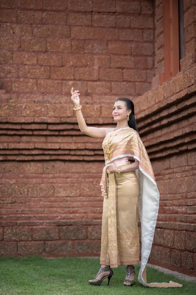 belle femme vêtue d'une robe thaïlandaise typique photo