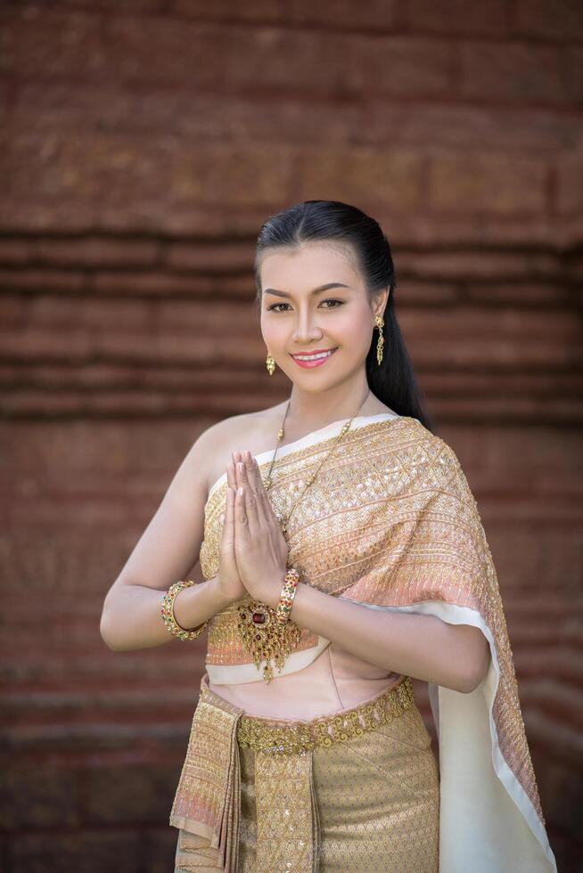 belle femme vêtue d'une robe thaïlandaise typique photo