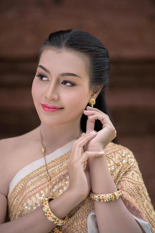 belle femme vêtue d'une robe thaïlandaise typique photo