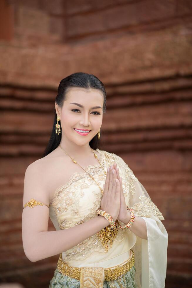 belle femme vêtue d'une robe thaïlandaise typique photo