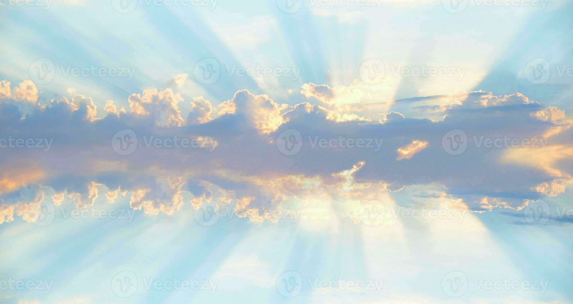 l'arrière-plan des rayons du soleil sur les nuages. les rayons du soleil se brisent sur les nuages. photo