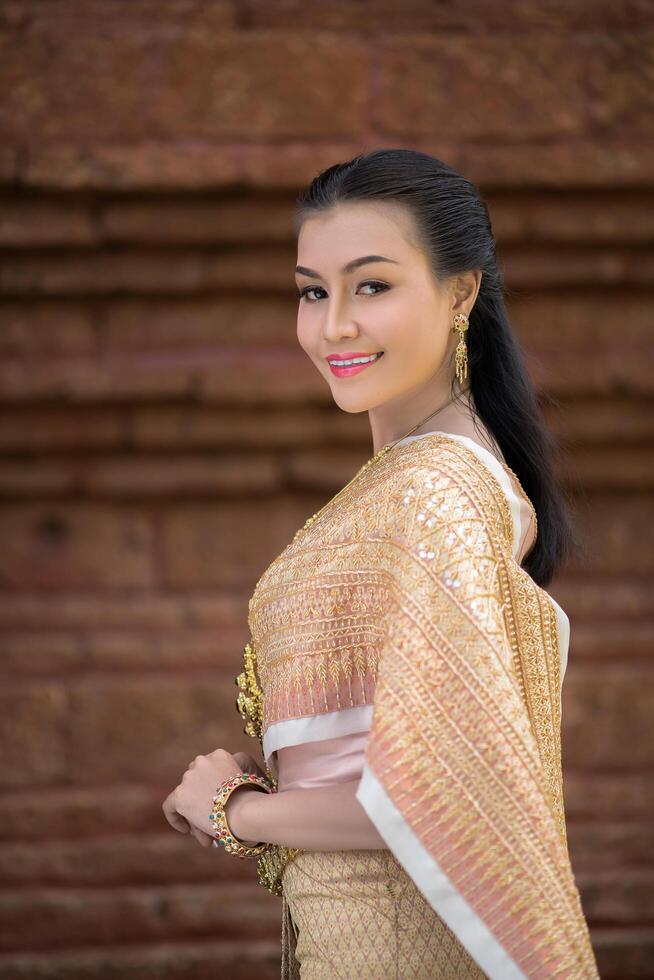 belle femme vêtue d'une robe thaïlandaise typique photo