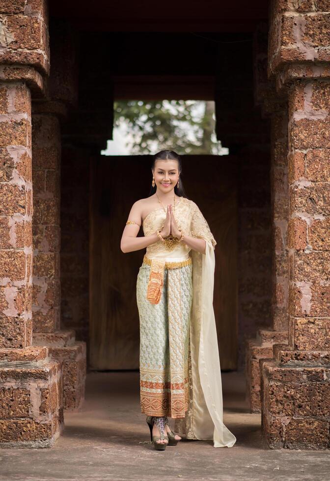 belle femme vêtue d'une robe thaïlandaise typique photo